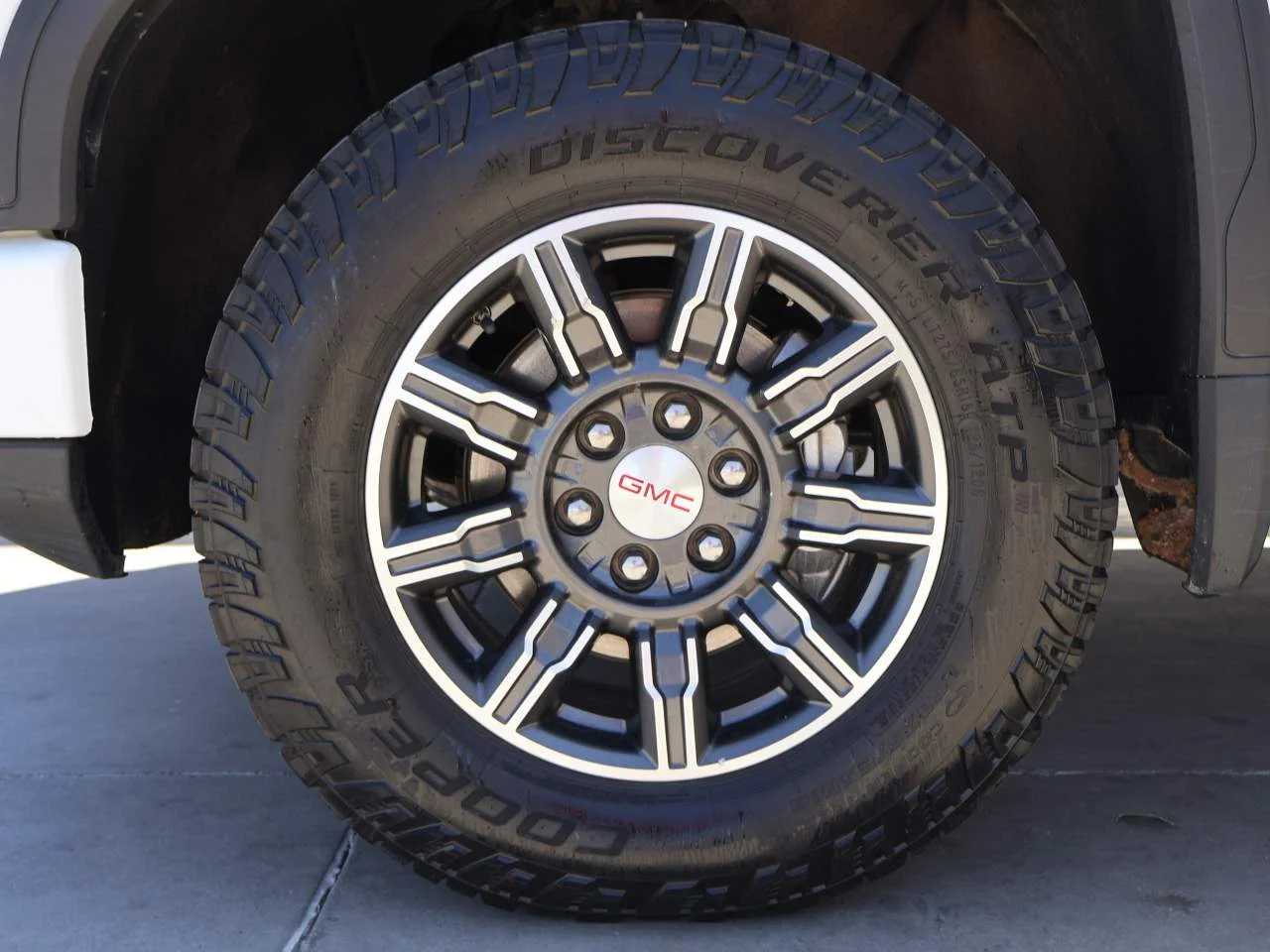 Used 2025 Summit White GMC AT4 Crew Cab image 6