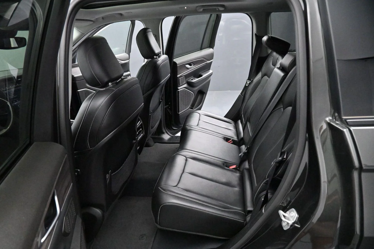 Used 2023 Rocky Mountain Pearlcoat Jeep 4xe image 33