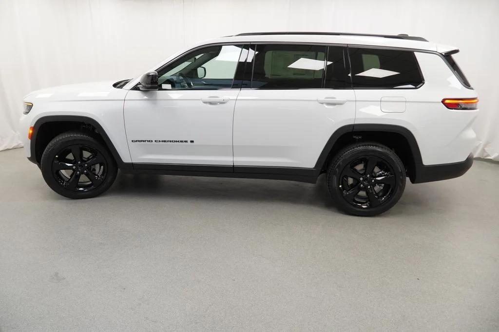 New 2026 Bright White Clear-Coat Exterior Paint Jeep Limited image 14