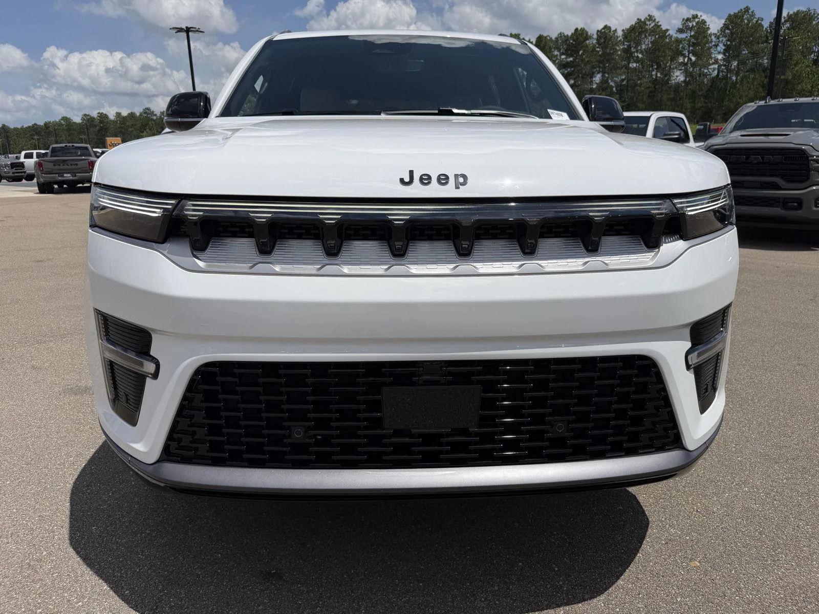 New 2026 Bright White Clear-Coat Exterior Paint Jeep 4x2 image 25