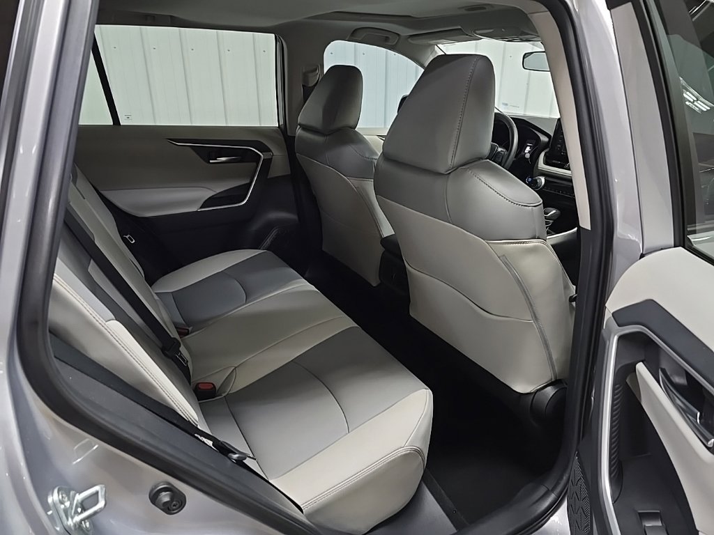 Used 2021 Silver Toyota XLE Premium image 18