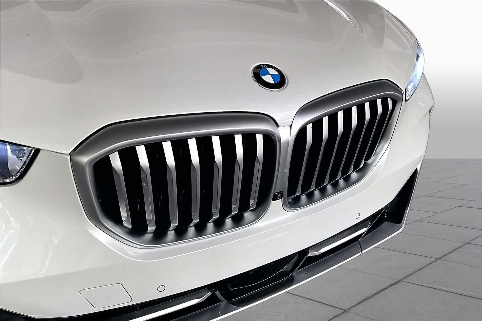Used 2025 Mineral White Metallic BMW sDrive40i image 29