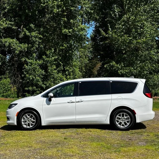 Used 2023 Bright White Clearcoat Chrysler LX image 8