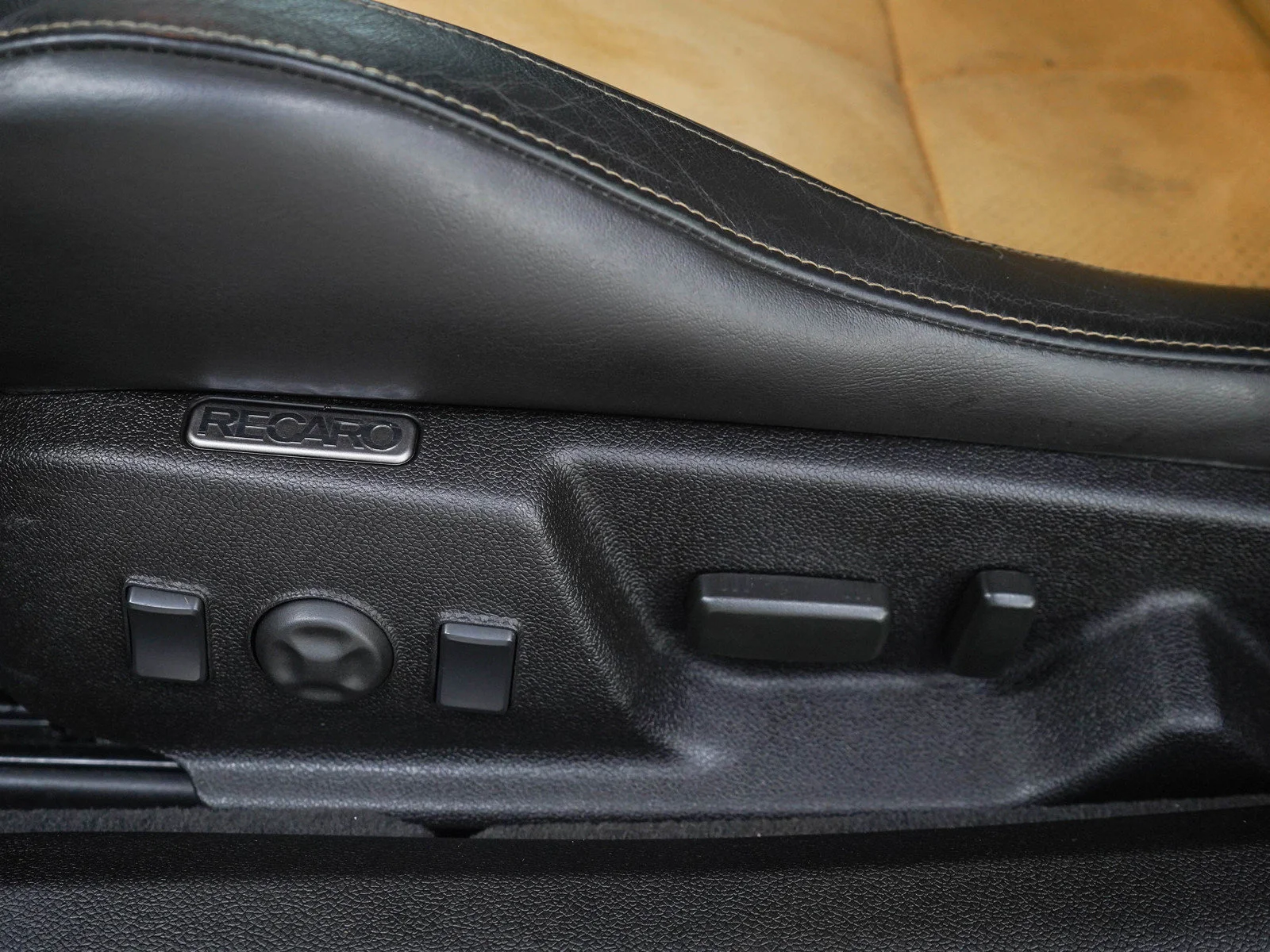 Used 2012 Black Cadillac 2dr Cpe image 17