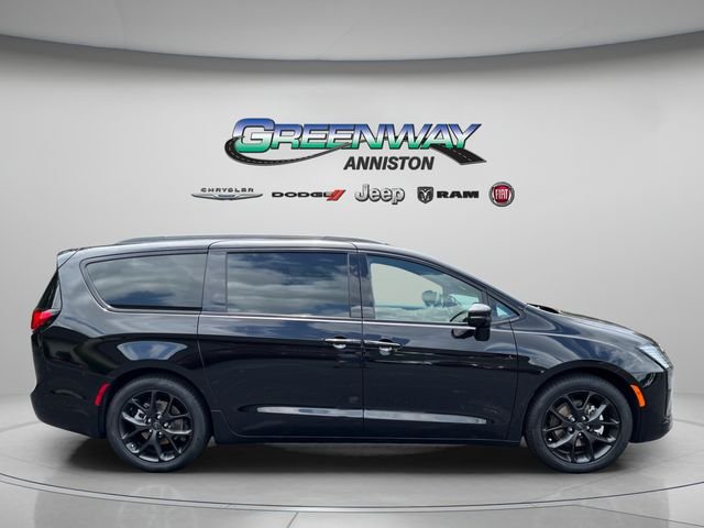 New 2027 Diamond Black Crystal Pearl-Coat Exterior Paint Chrysler Limited image 8