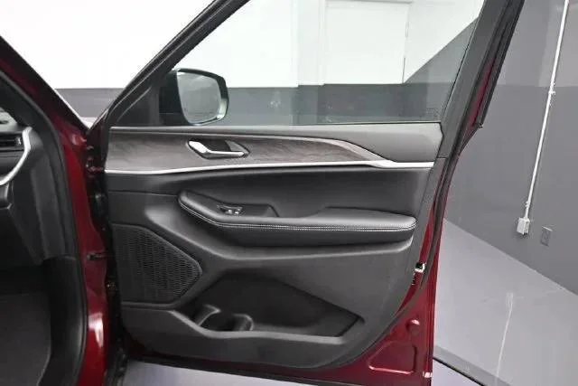 New 2026 Velvet Red Pearl-Coat Exterior Paint Jeep Laredo image 19