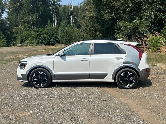 Used 2023 Snow White Pearl Kia Wave image 6