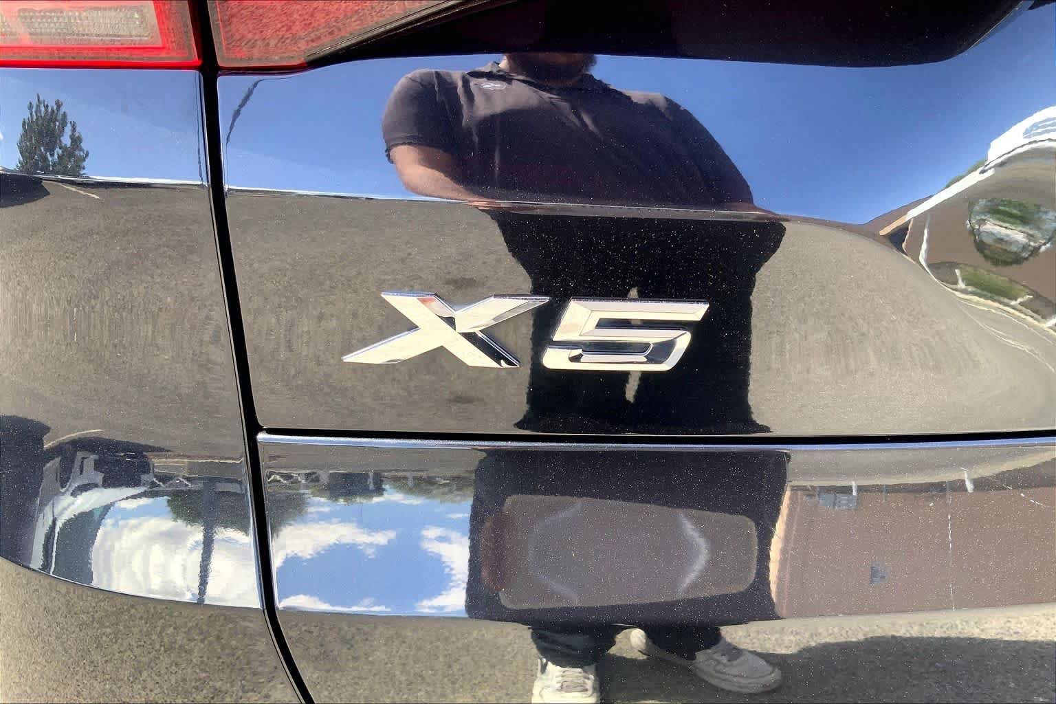 Used 2019 Black Sapphire Metallic BMW xDrive40i image 29