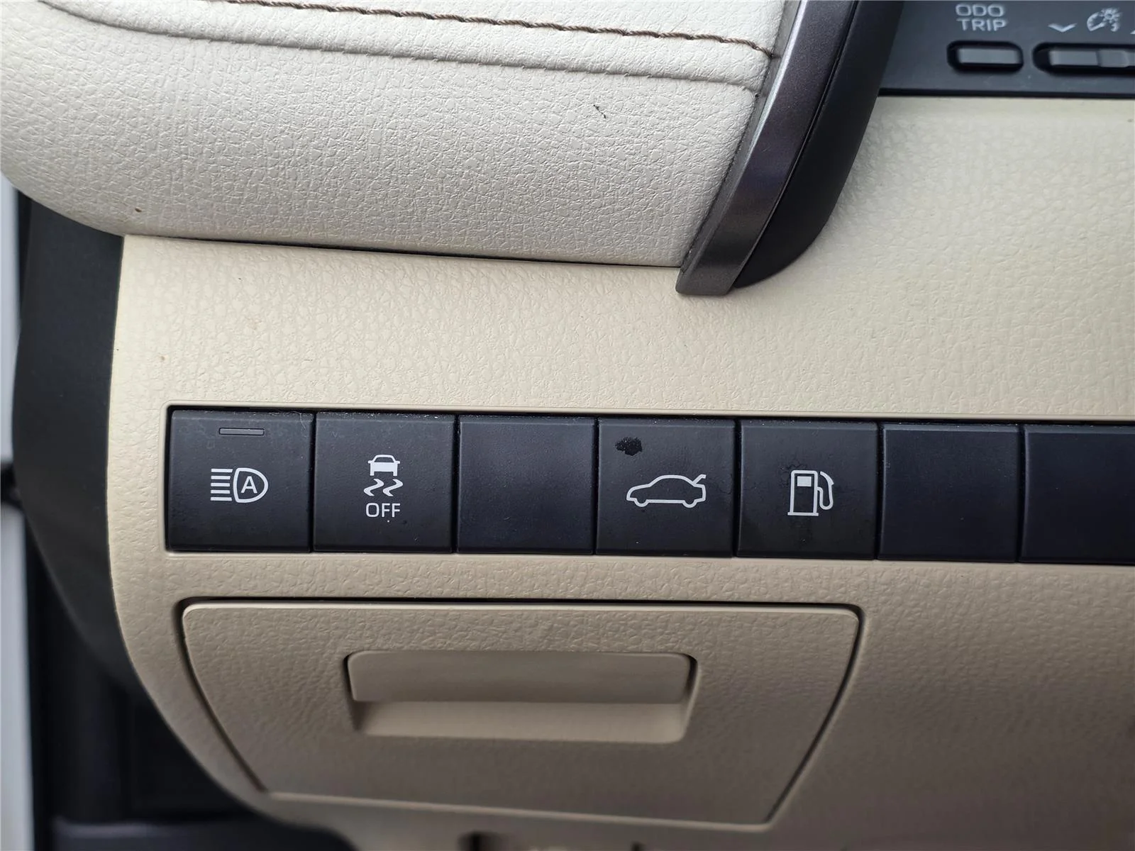 Used 2018 Super White Toyota LE image 14