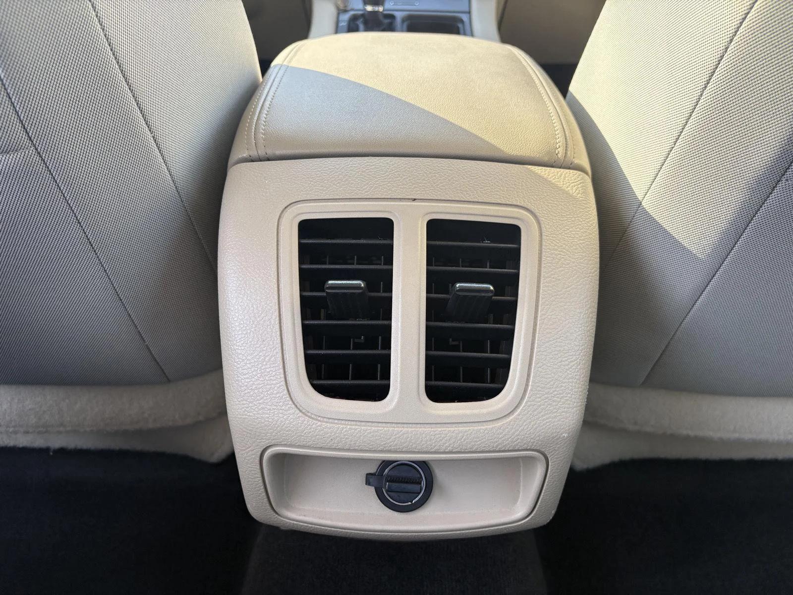 Used 2018  Ford SE FWD image 19