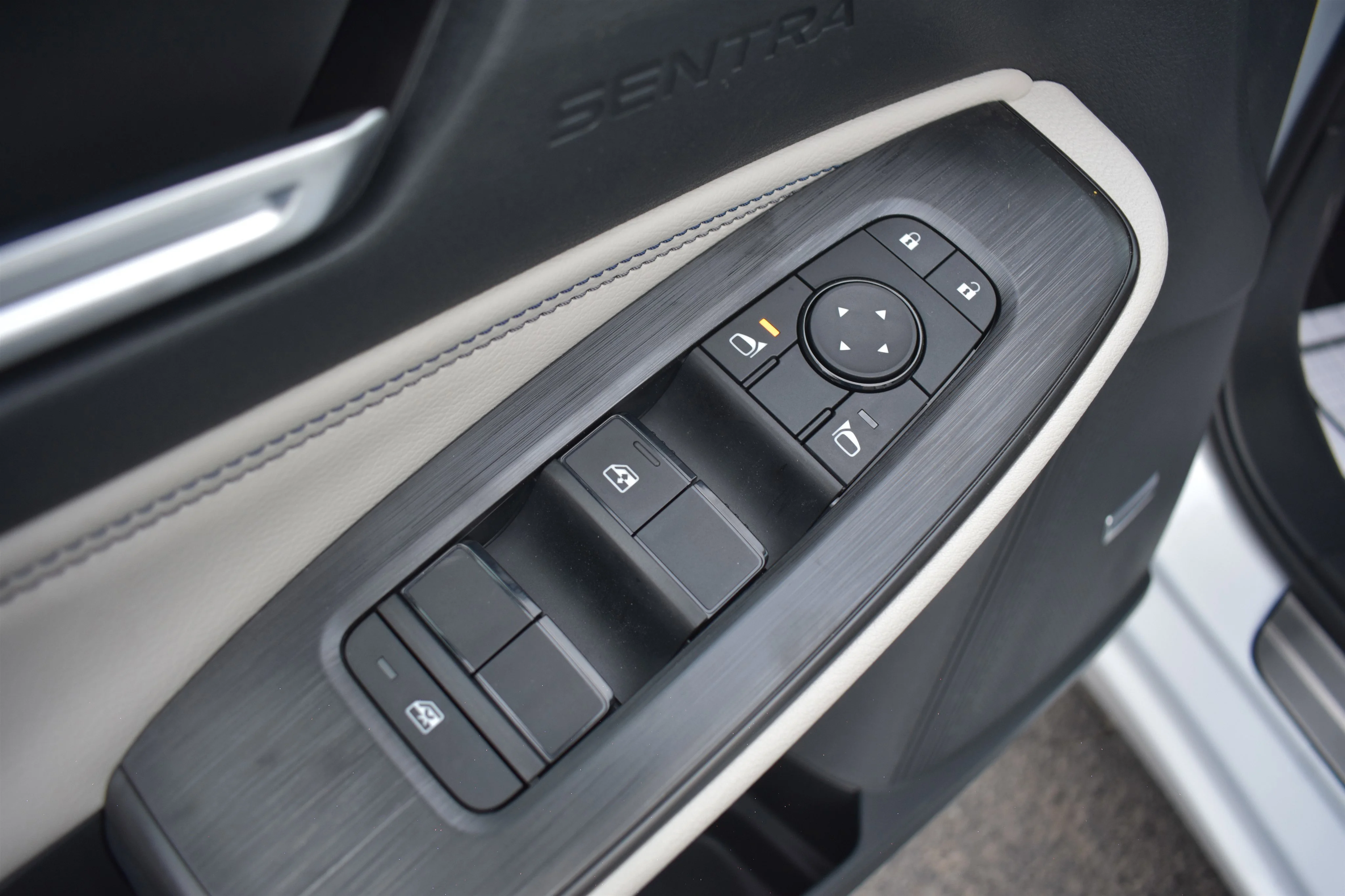 New 2026 Aspen White Tricoat Nissan SL image 13