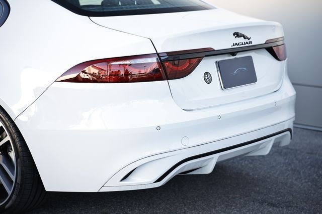 New 2024 Fuji White JAGUAR P300 R-DYNAMIC SE AWD image 10