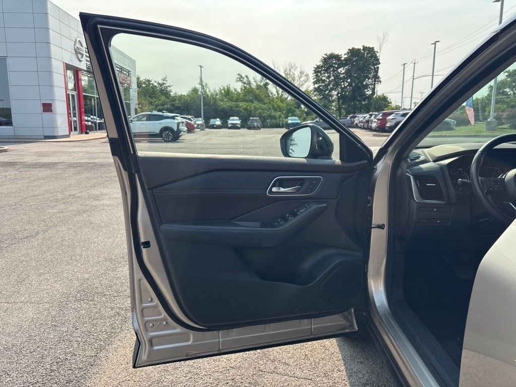 Used 2021 Gold Nissan SL image 17