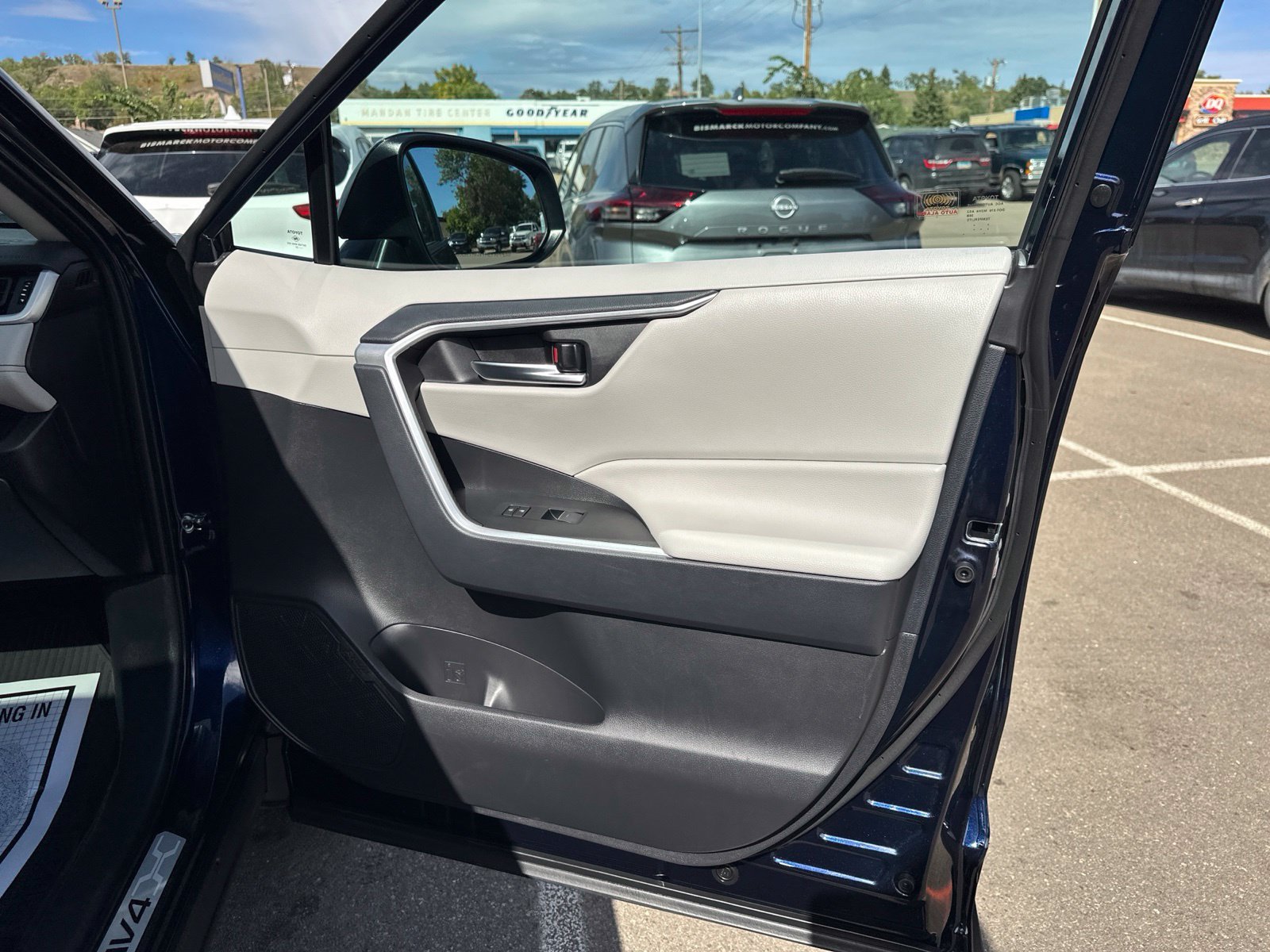 Used 2025 Blue Toyota XLE Premium image 41