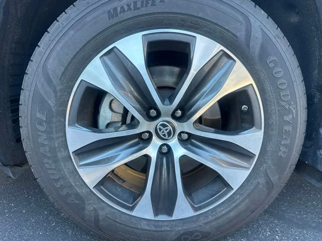 Used 2021 Silver Toyota XLE image 9