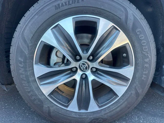 Used 2021 Silver Toyota XLE image 9