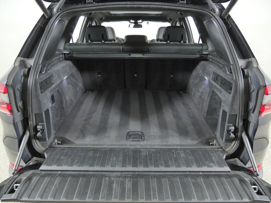 Used 2022 Black Sapphire Metallic BMW xDrive40i image 28