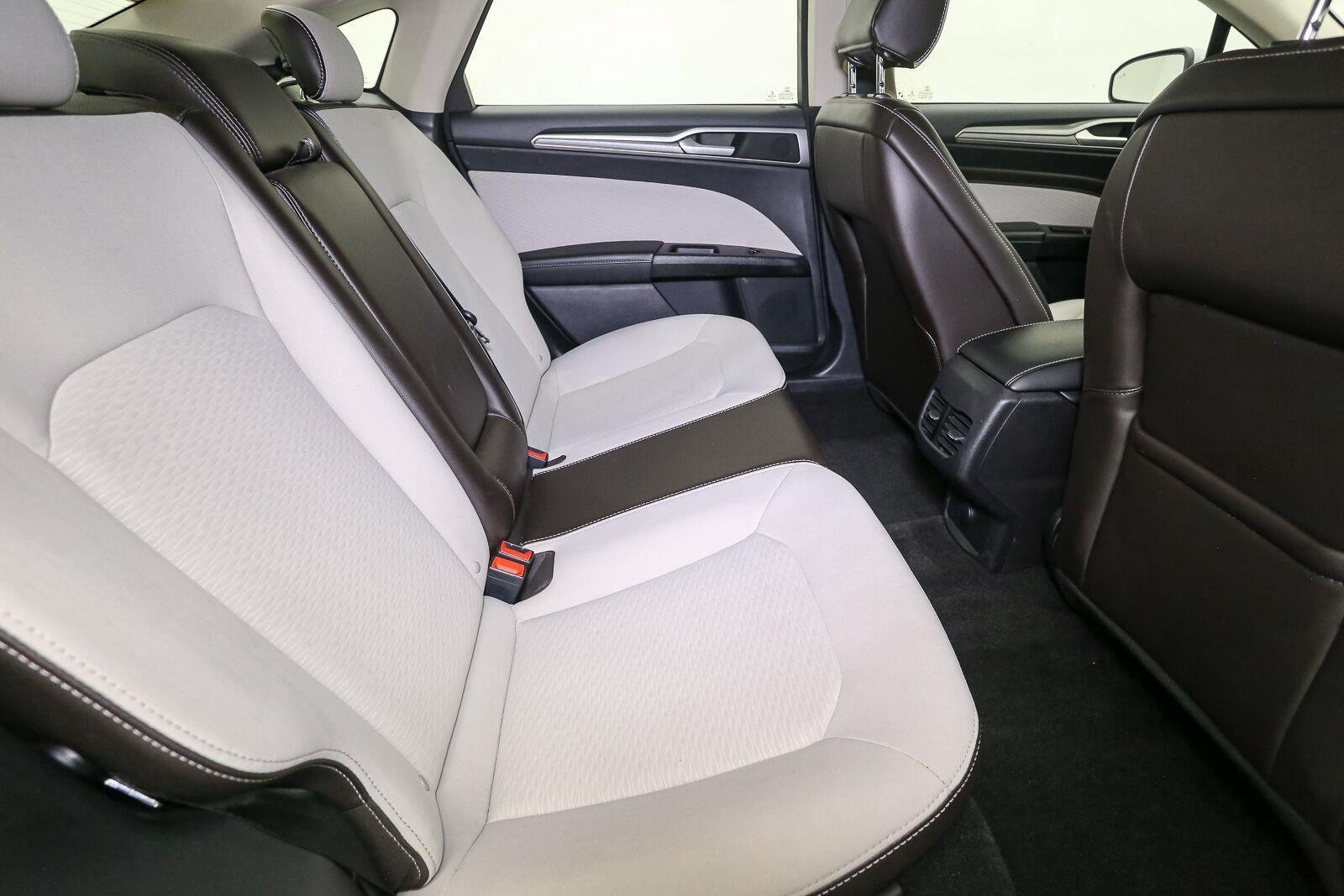 Used 2020 Iconic Silver Ford SE image 19