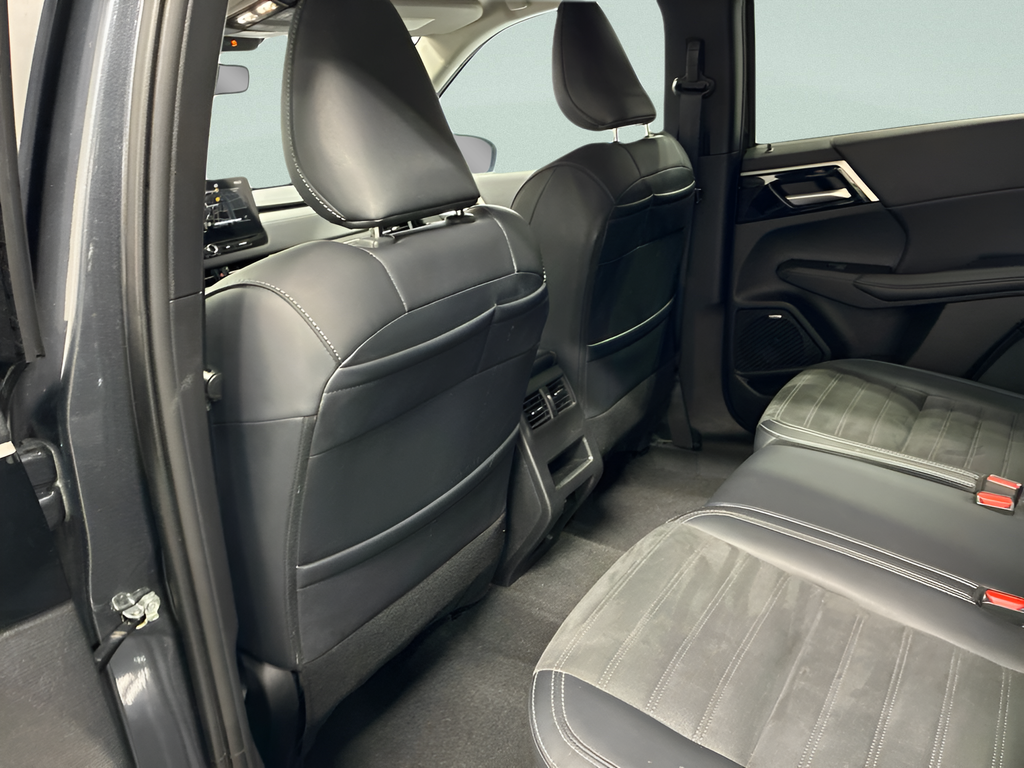 Used 2025  Mitsubishi SE image 26