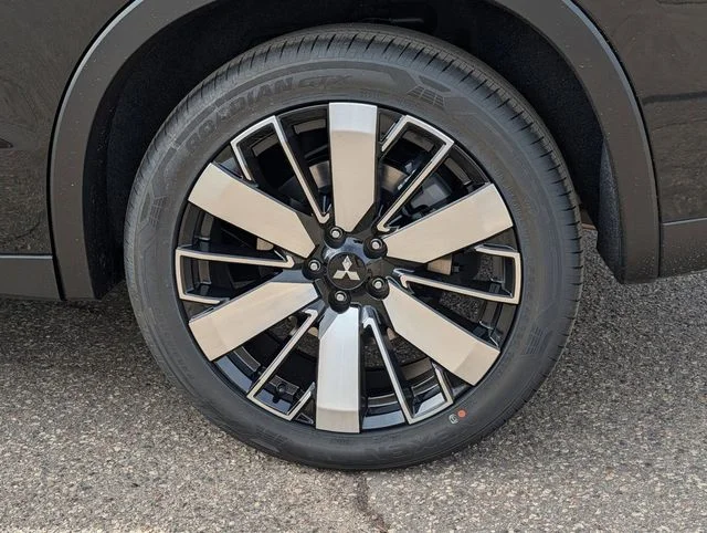 New 2026 Labrador Black Pearl Mitsubishi SE image 3