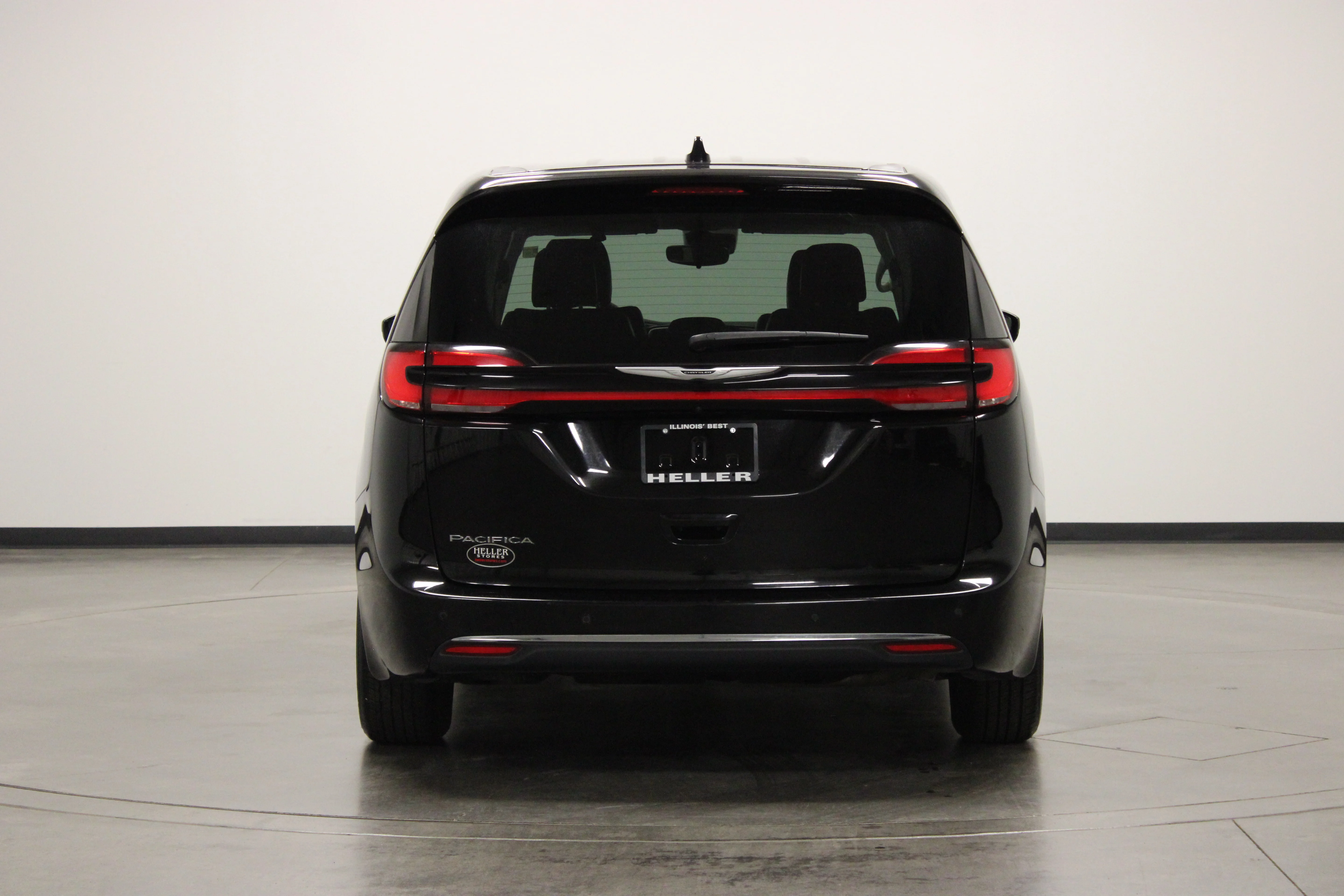 Used 2024 Diamond Black Crystal Pearlcoat Chrysler Touring L image 7