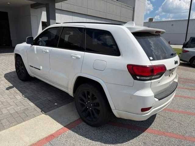 Used 2018 White Jeep Altitude image 3