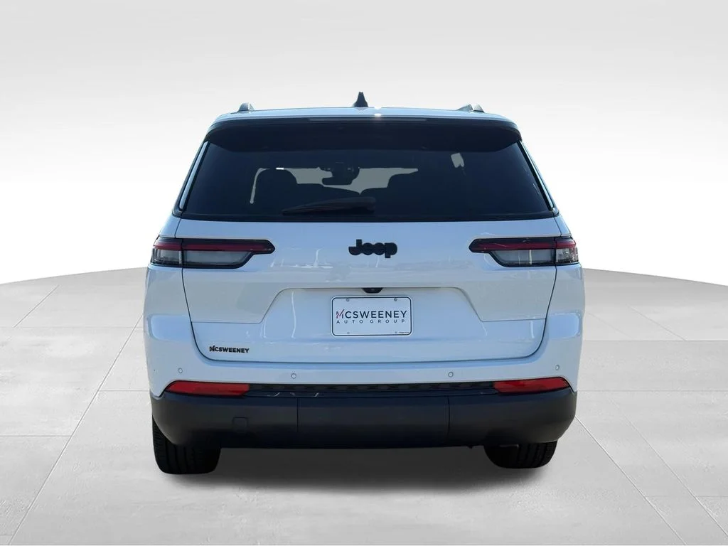 Used 2025 White Jeep Altitude image 28