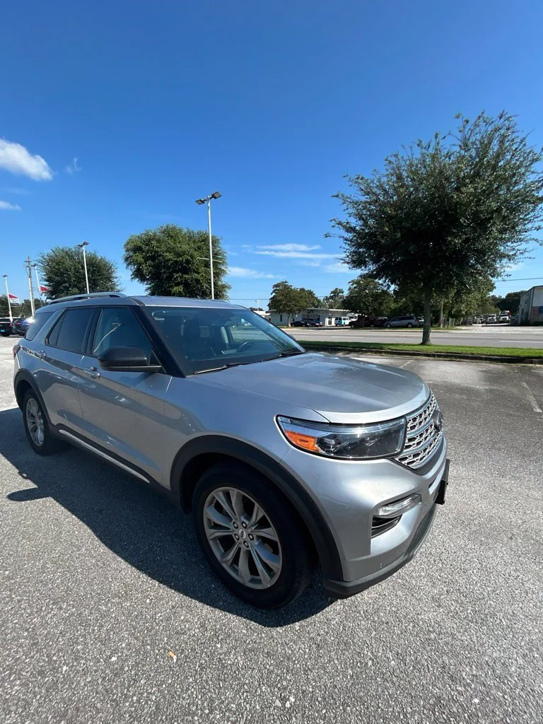 Used 2023 Silver Ford Limited image 2