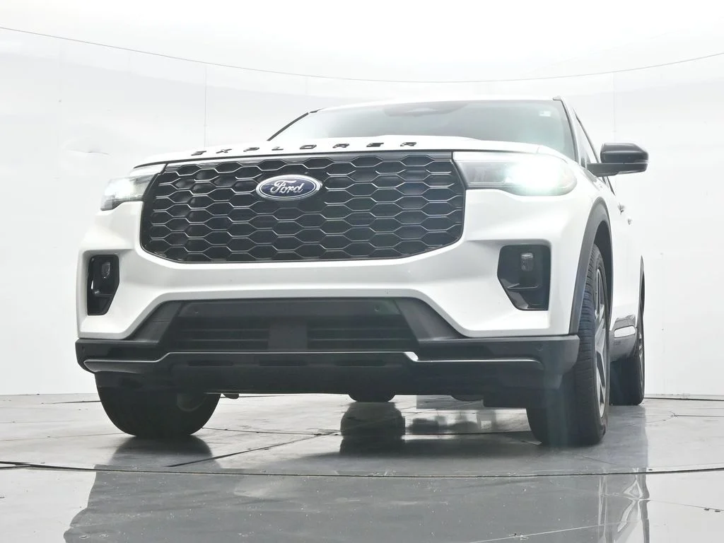 New 2026 Star White Metallic Tri-Coat Ford ST-Line image 35