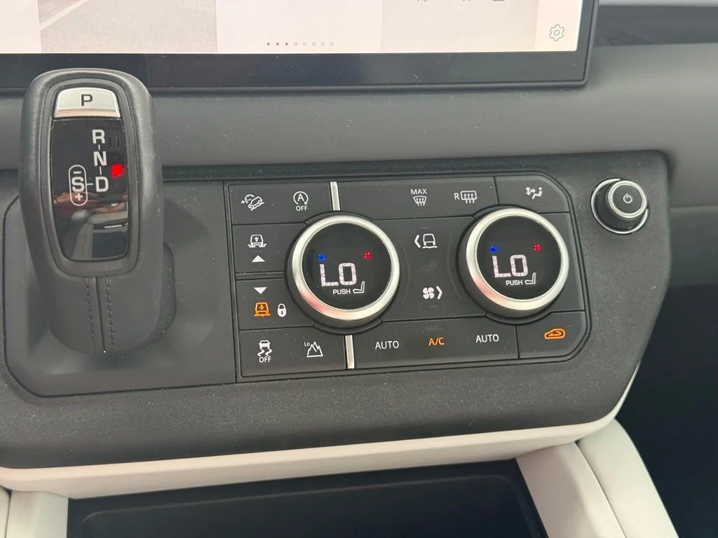 Used 2025 Green Land Rover X-Dynamic SE image 19