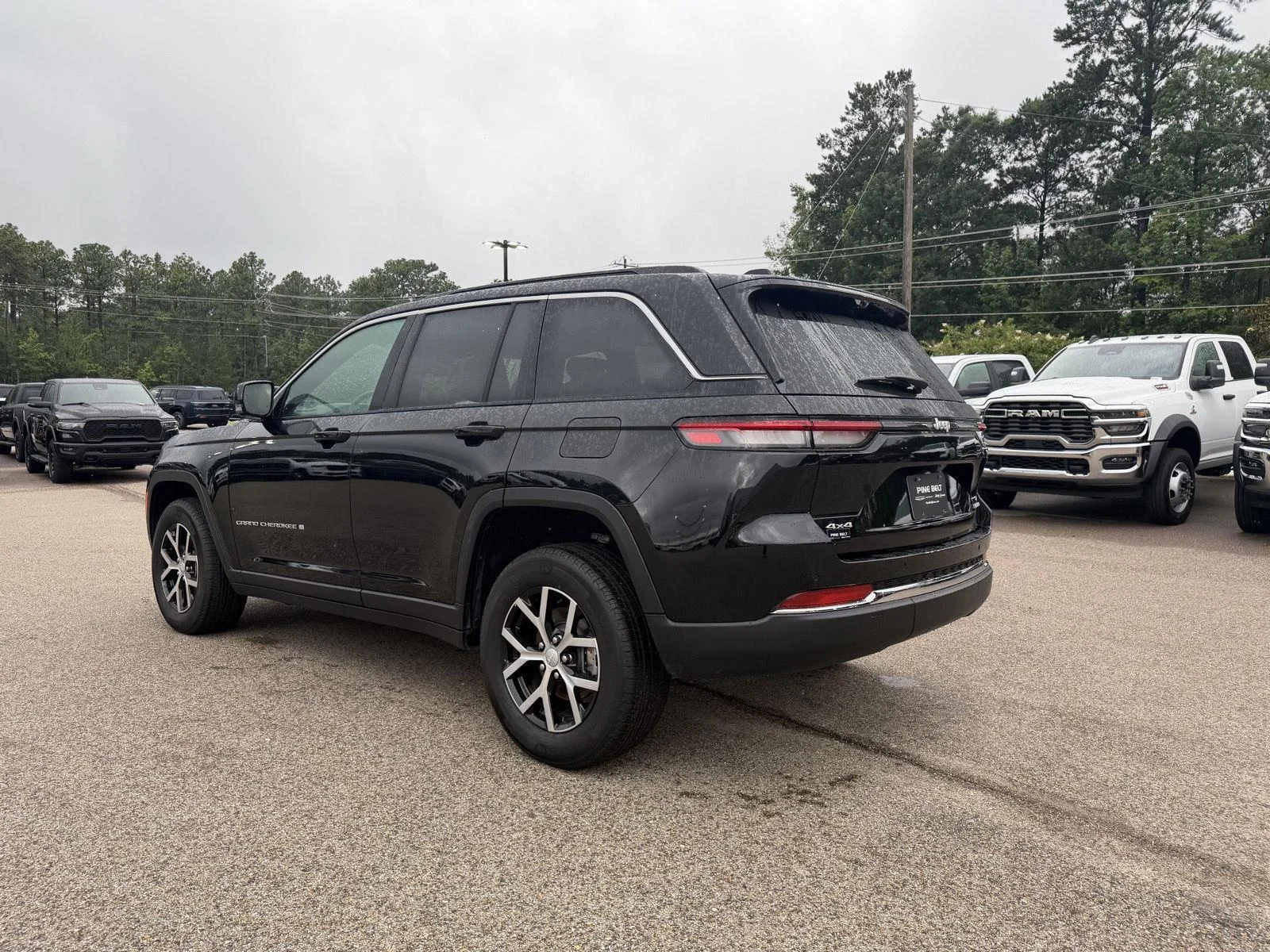 Used 2024 Diamond Black Crystal Pearlcoat Jeep Limited image 4