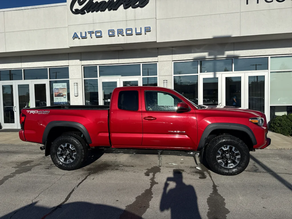 Used 2018 Red Toyota SR5 image 2