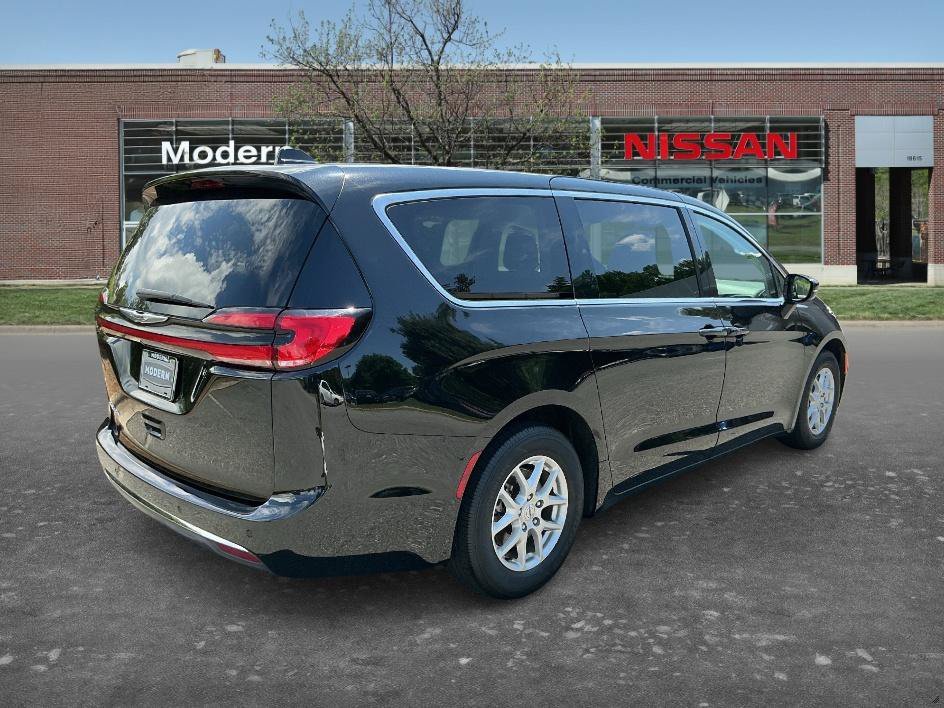 Used 2024 Diamond Black Crystal Pearlcoat Chrysler Touring L image 4