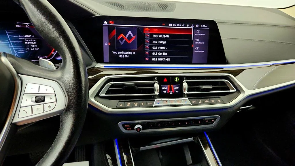 Used 2021 Arctic Grey Metallic BMW xDrive40i SAV w/ Premium, Parking Assistance & Cold Weather Pkgs image 18