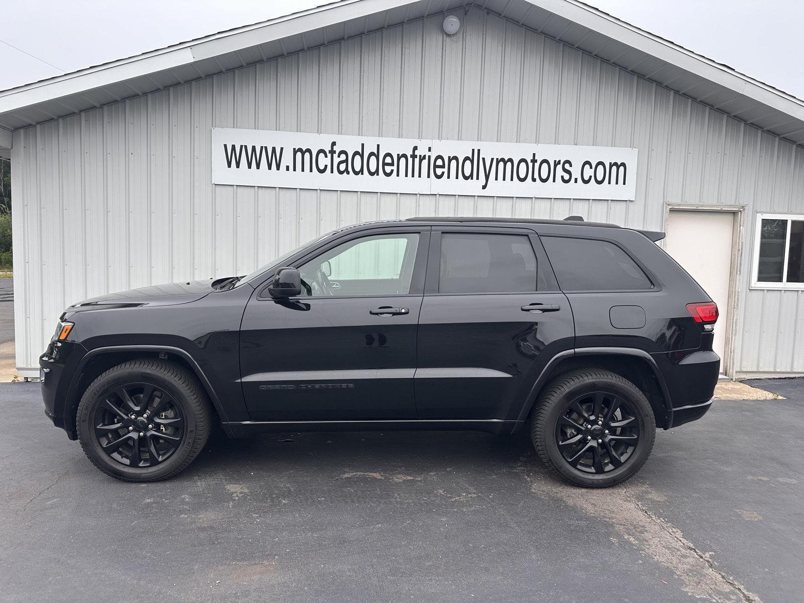 Used 2021 Diamond Black Crystal Pearlcoat Jeep Laredo X image 5