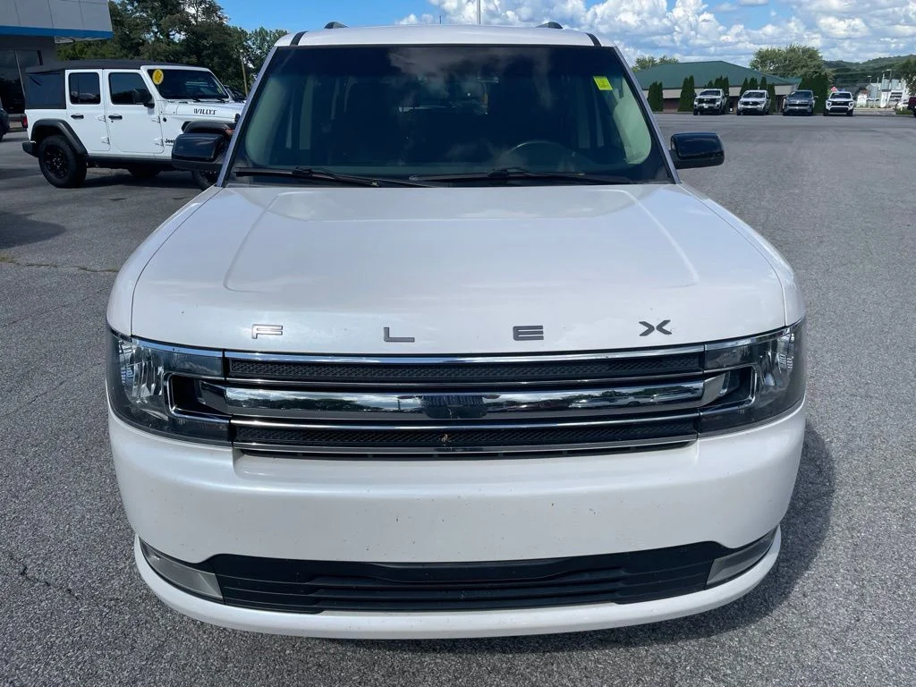 Used 2018 White Platinum Clearcoat Metallic Ford SEL image 2
