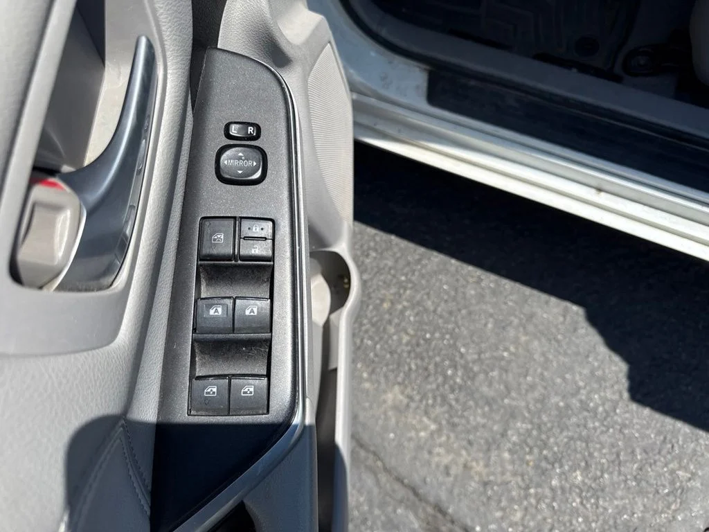 Used 2016 White Toyota XLE image 13