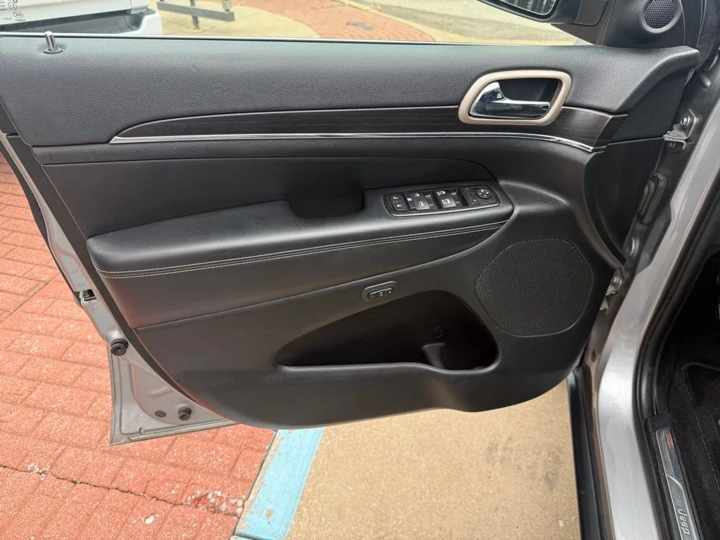 Used 2014 Silver Jeep Limited image 20