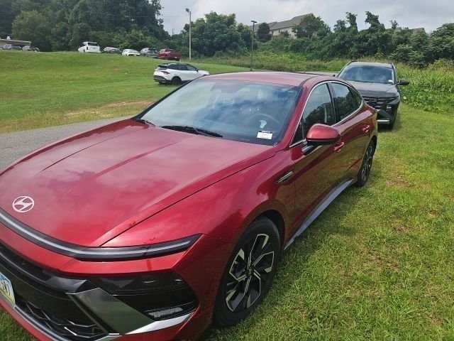 Used 2025 Red Hyundai SEL image 4