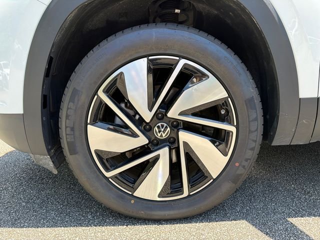 Used 2025  Volkswagen 2.0T SE w/Technology image 11
