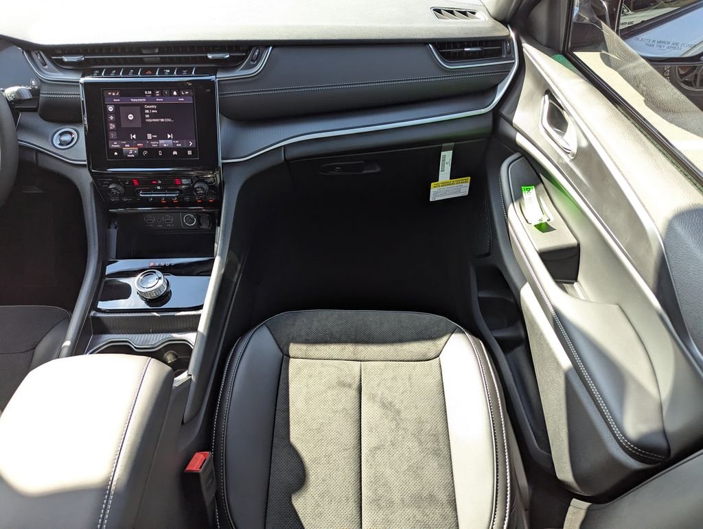 New 2025 Silver Zynith Exterior Paint Jeep Altitude X image 16