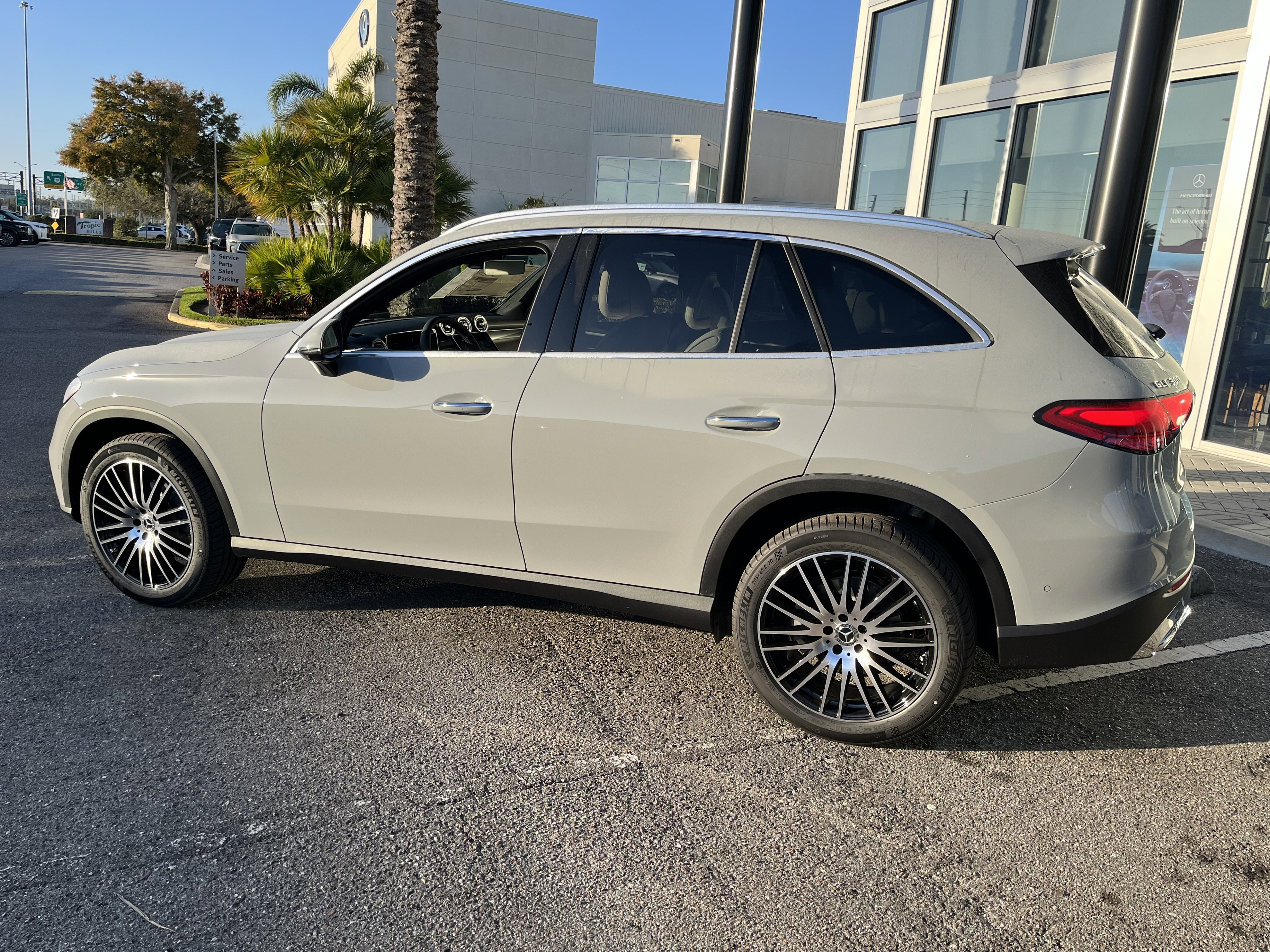 New 2026 MANUFAKTUR Alpine Grey Mercedes-Benz GLC 300 image 4