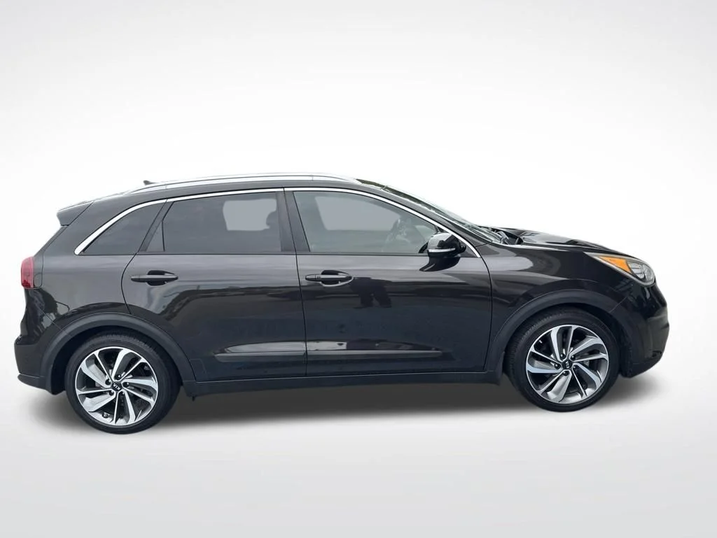 Used 2017 Black Kia Touring image 5
