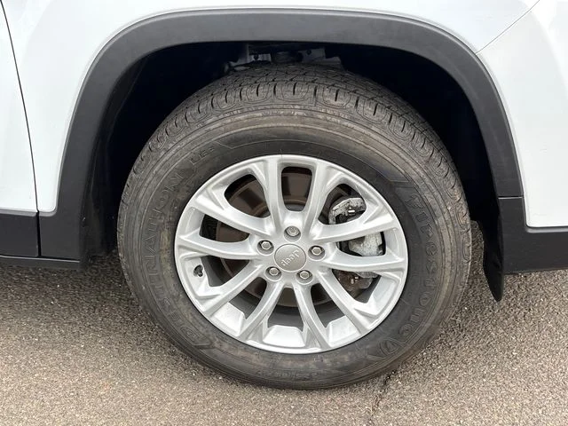 Certified Used 2022 White Jeep Latitude Lux image 7