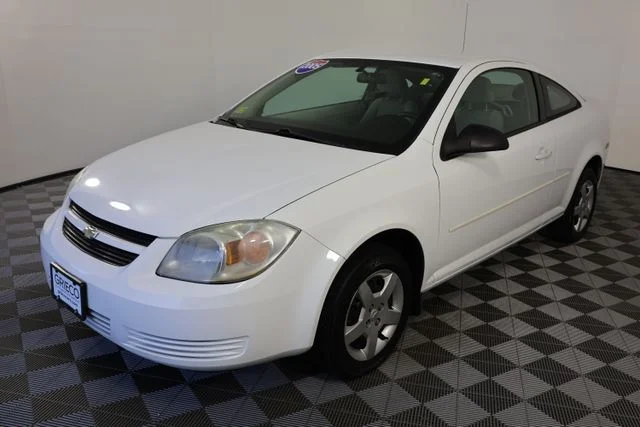 Used 2005 White Chevrolet Base image 4