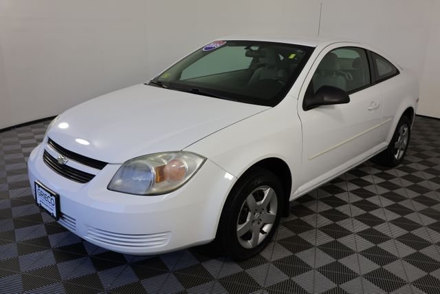 Used 2005 White Chevrolet Base image 4