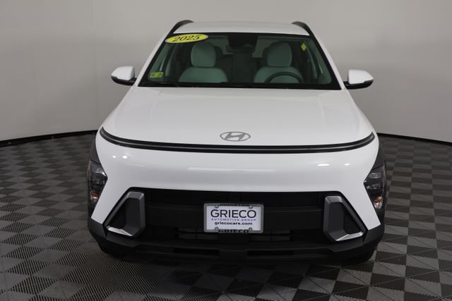 Used 2025 White Hyundai SEL image 3