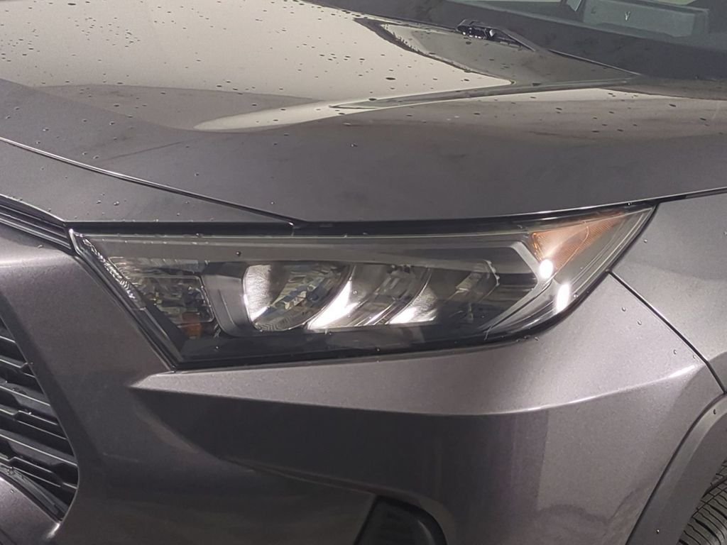 2021 Toyota RAV4 LE - Photo 10