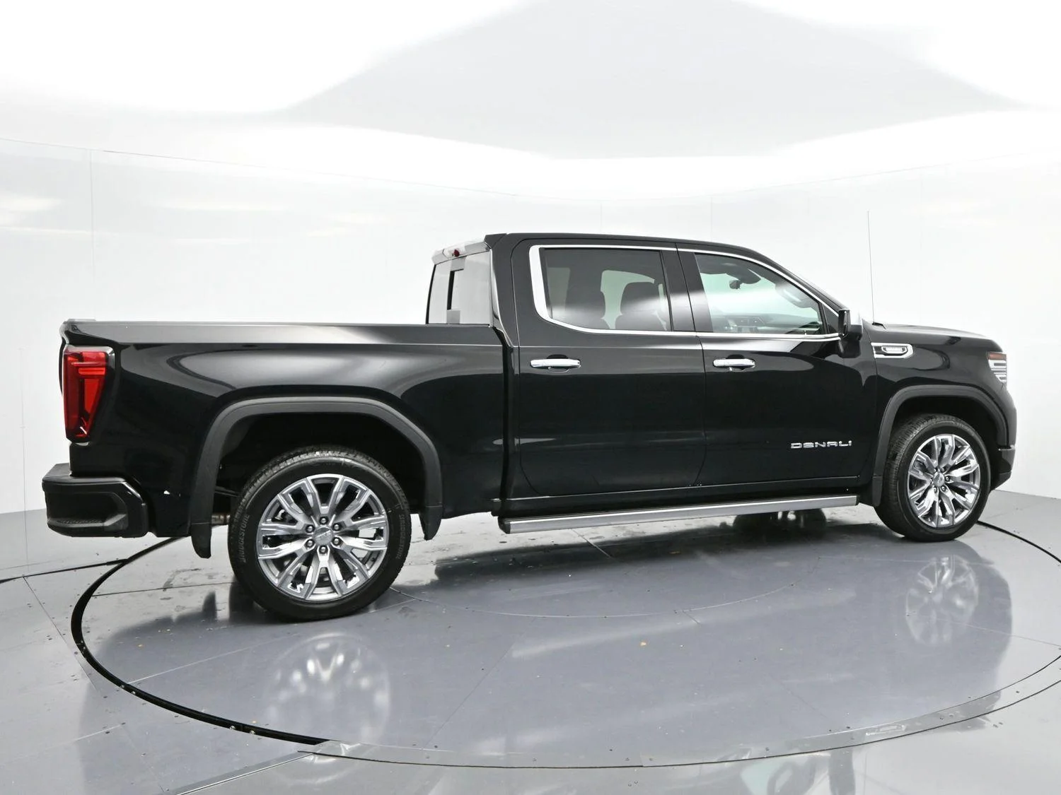 Used 2025 Onyx Black GMC Denali image 8