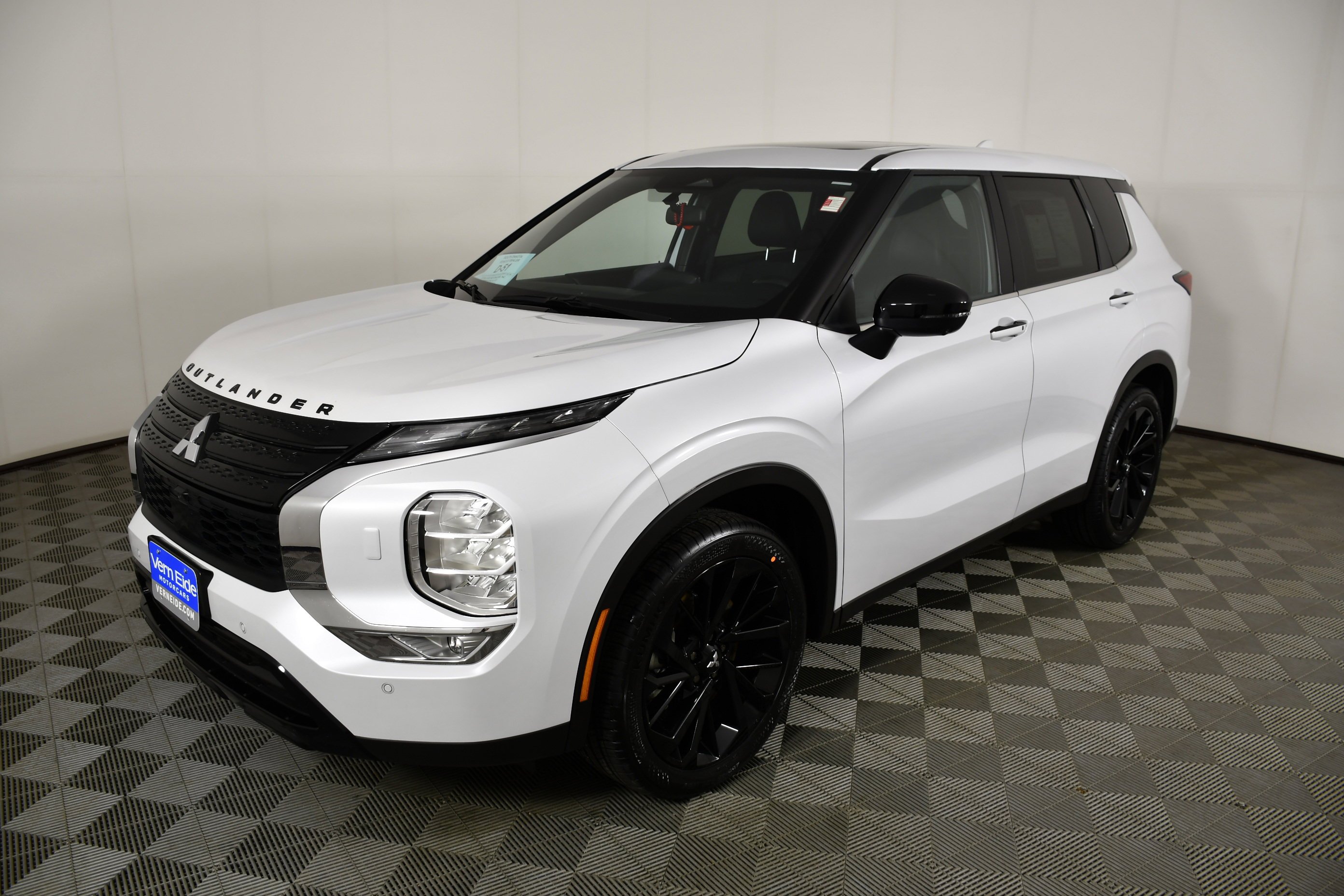 Certified Used 2024 White Diamond Mitsubishi SE Black Edition w/Pano Roof image 10